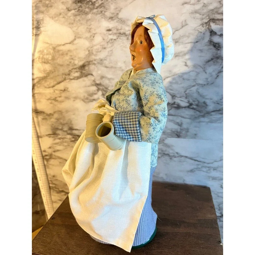 Byers Choice 2000 Williamsburg Bar Tavern Maid With Stoneware Beer Mugs & Tag